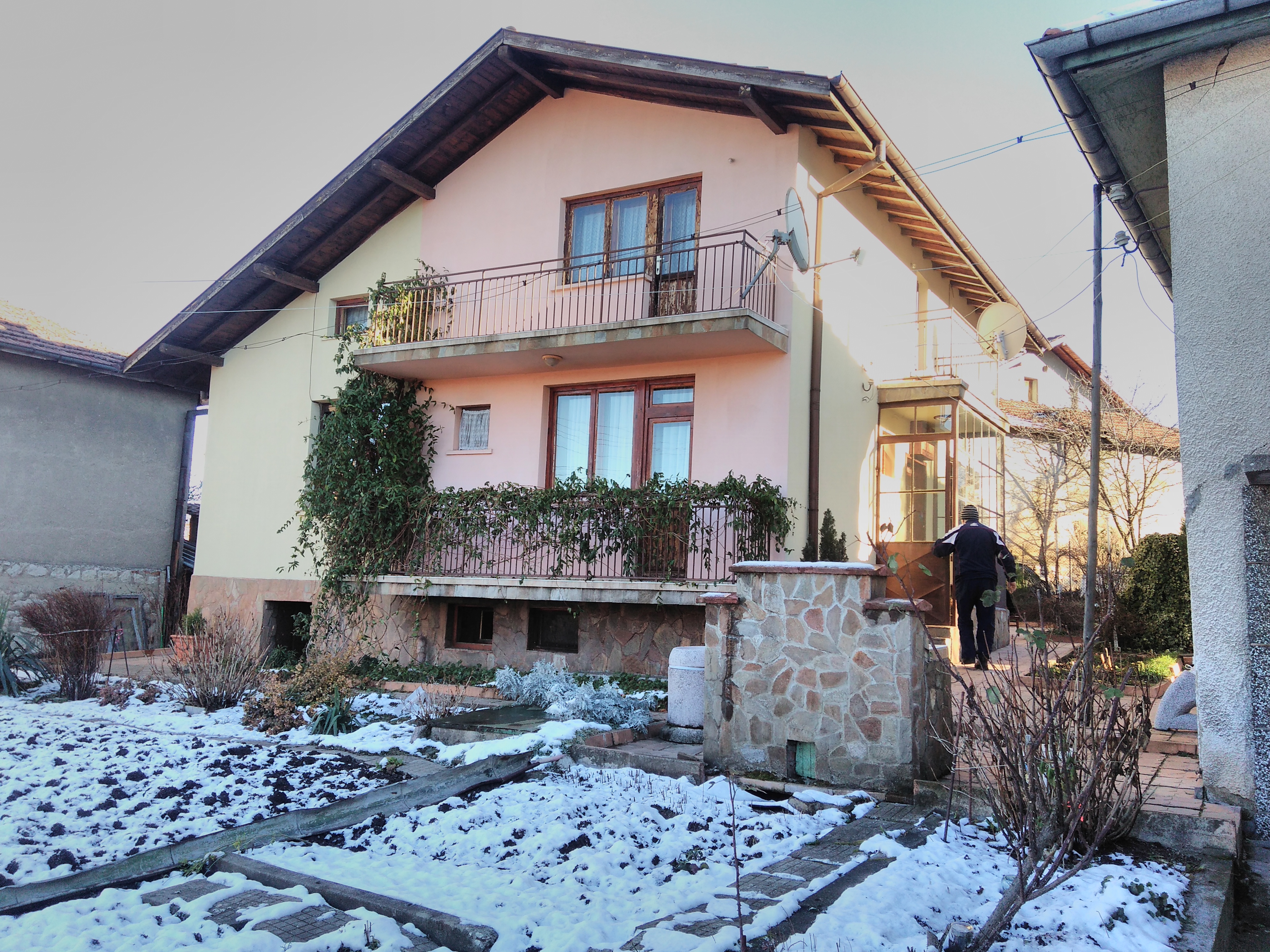 Двуетажна масивна къща с двор в кв. Калкас, гр. Перник